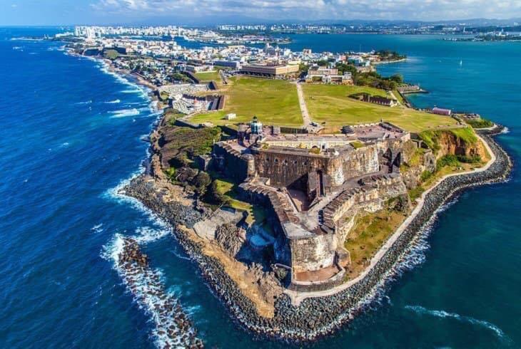 una vista aerea di un'isola nell'oceano di Villa Altiery Puerto Rico a Caguas