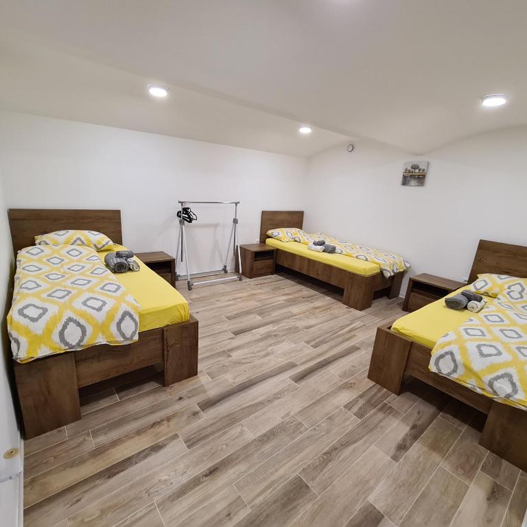 Uma cama ou camas num quarto em Apartment DINLUX