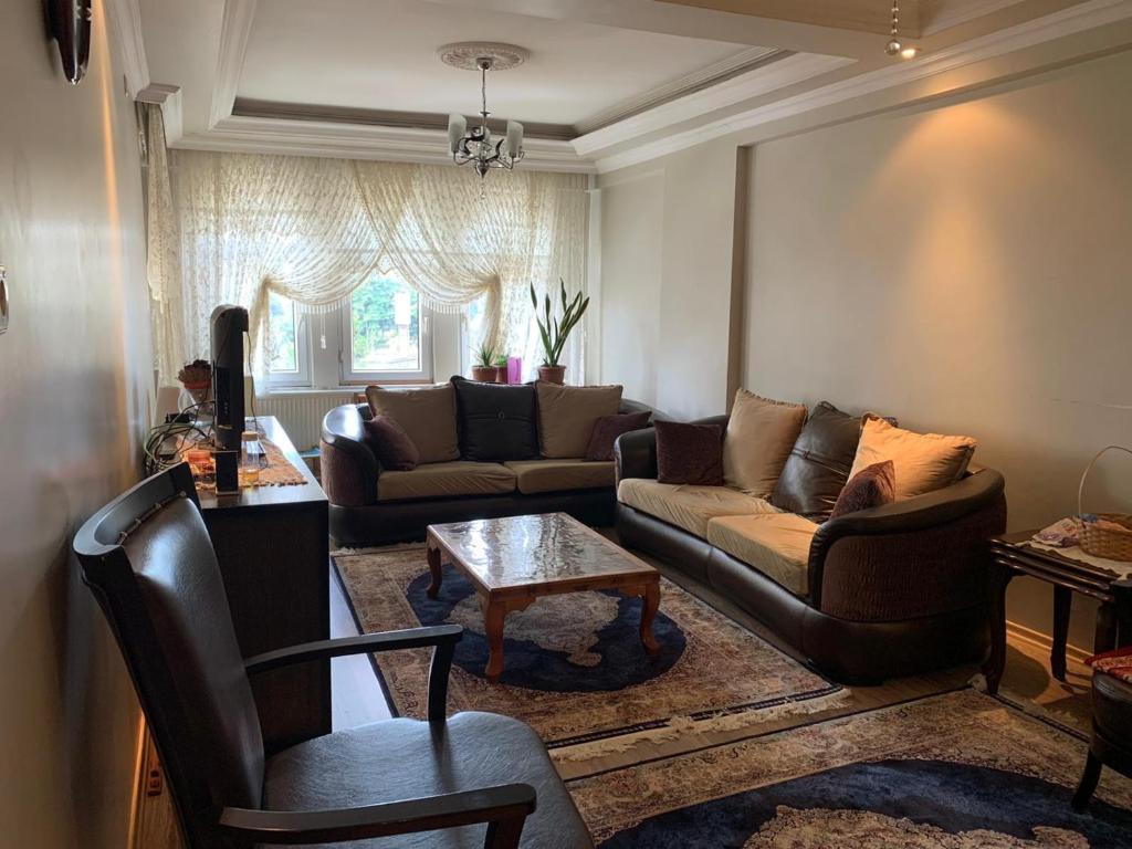Sala de estar con 2 sofás y mesa en Kabil House, en Rize