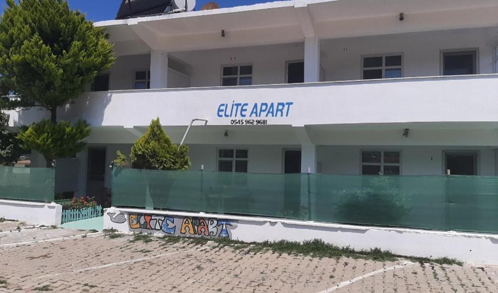 Gokceada TownにあるElite Apart Pansiyonの市民監査の標識を持つ白い建物
