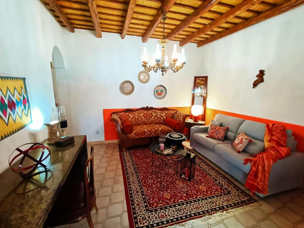 sala de estar con sofá y mesa en Cantunera Barbára, en Torre Nubia