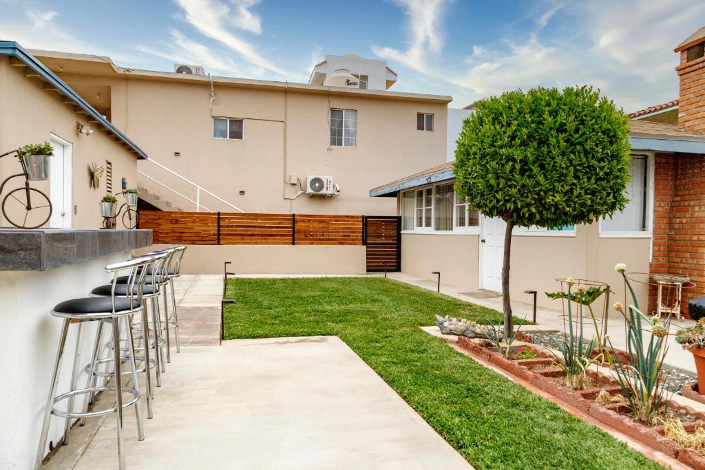 a backyard with a lawn and bar stools at Seaside Adventure Lodging in Ensenada