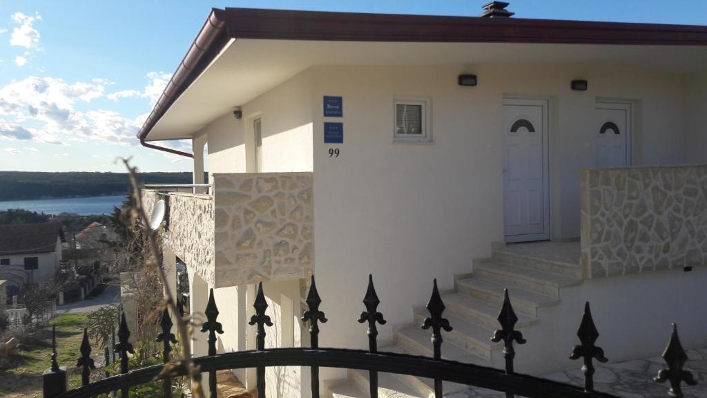 een wit huis met een hek ervoor bij Apartments with a parking space Gornji Karin, Novigrad - 16610 in Gornji Karin