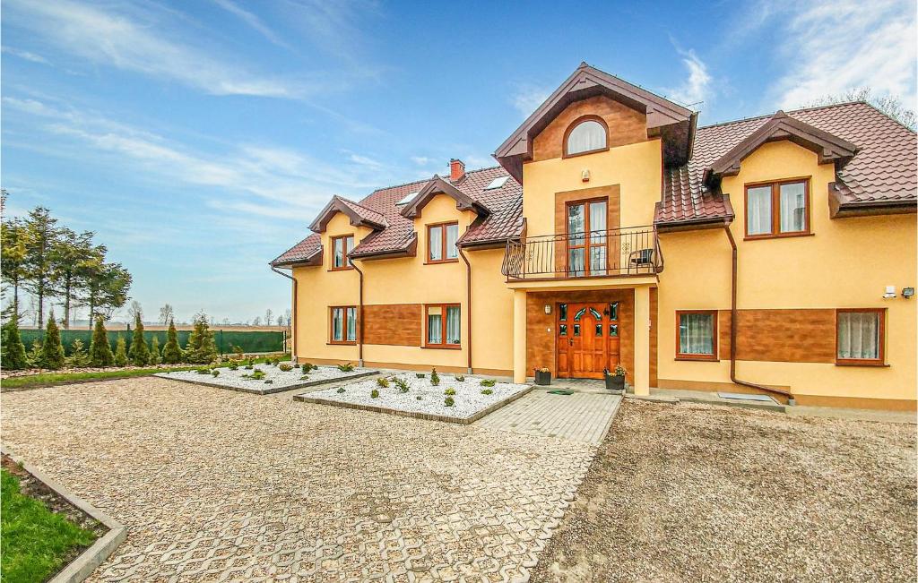 une grande maison avec une allée en face de celle-ci dans l'établissement Gorgeous Apartment In Polchowo With Wifi, à Połchowo