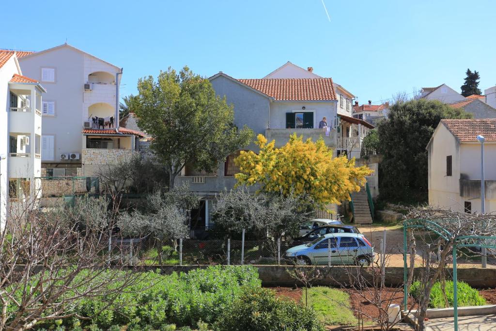 Apartments with parking space Supetar, Brac - 16653
