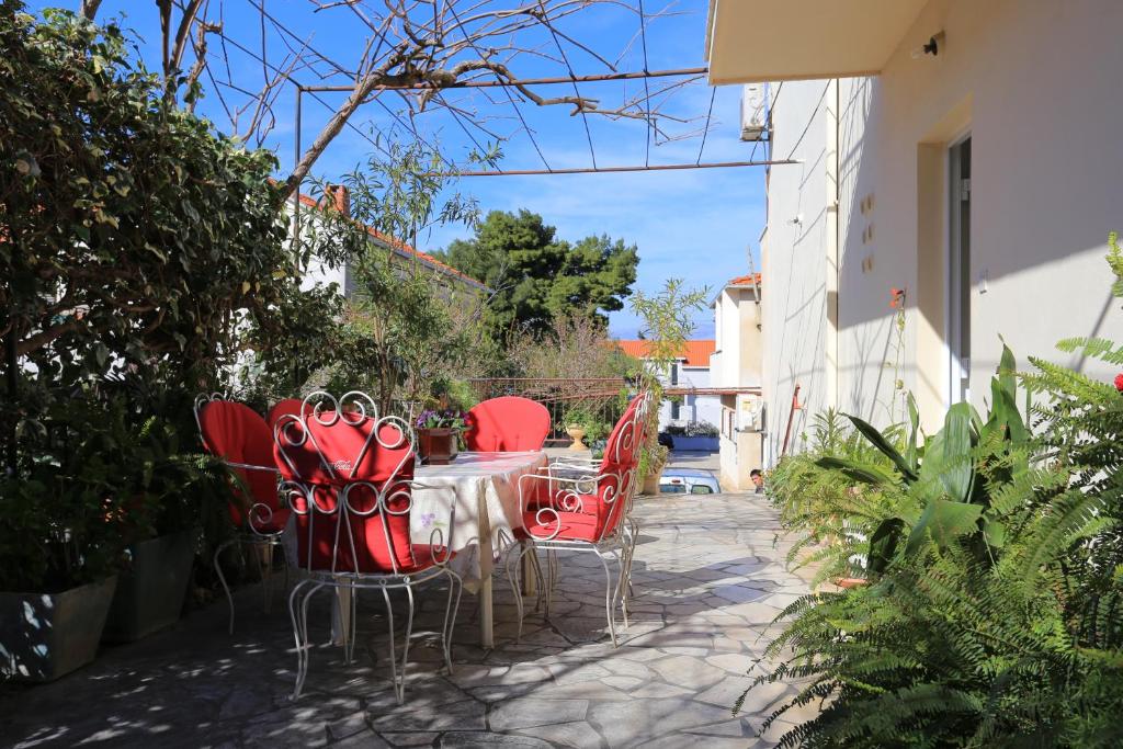 Apartments with parking space Supetar, Brac - 16656