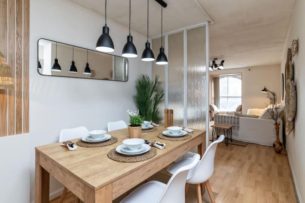 Silver Stone Suite - in the heart of Aberdeen - Deluxe Apartment