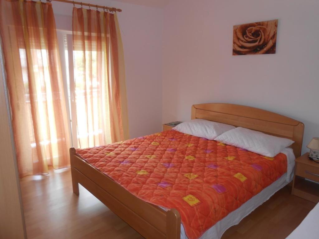 Fotografie z fotogalerie ubytování Apartments with a parking space Raslina, Krka - 16702 v destinaci Zaton
