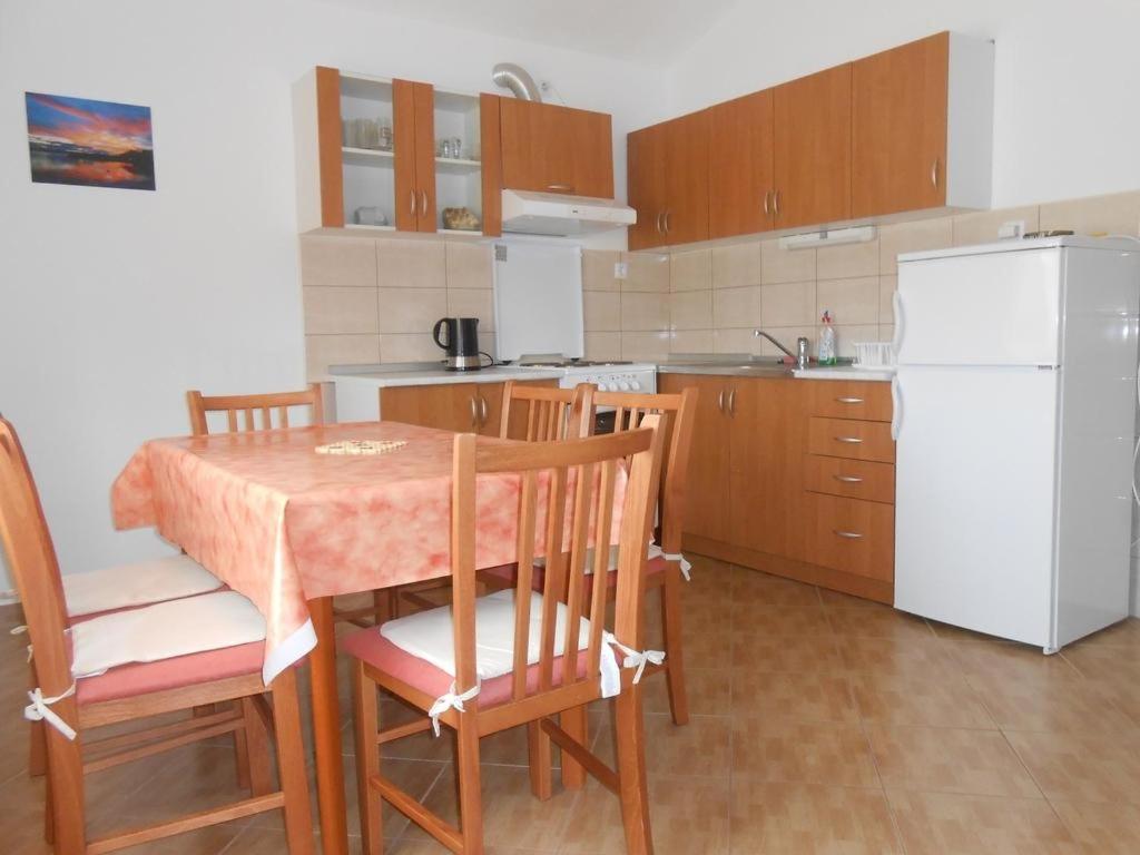 Fotografie z fotogalerie ubytování Apartments with a parking space Raslina, Krka - 16702 v destinaci Zaton