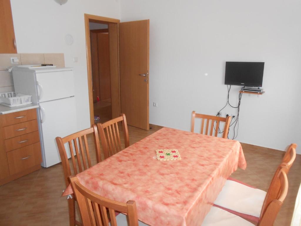 Fotografie z fotogalerie ubytování Apartments with a parking space Raslina, Krka - 16702 v destinaci Zaton