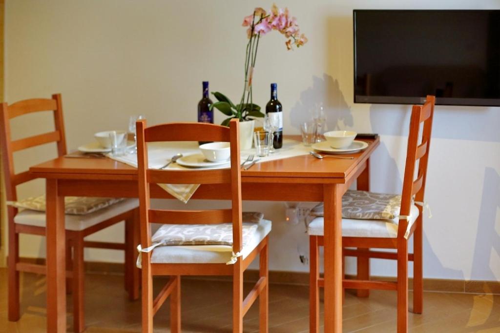 Televízia a/alebo spoločenská miestnosť v ubytovaní Apartment Sukosan 16641c