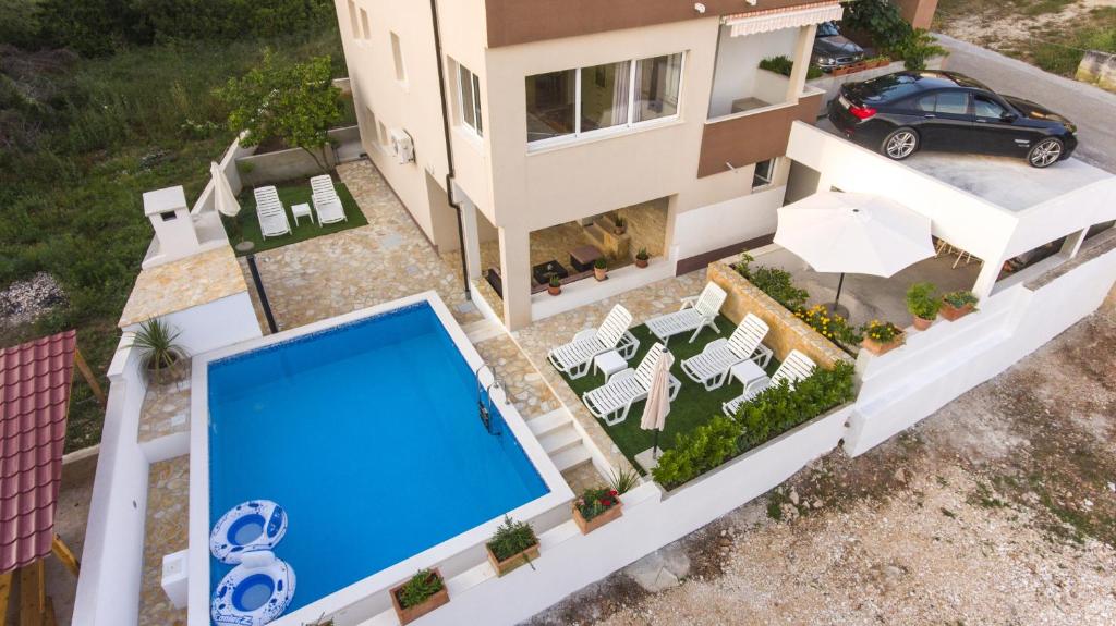 Seaside apartments with a swimming pool Mavarstica, Ciovo - 16730