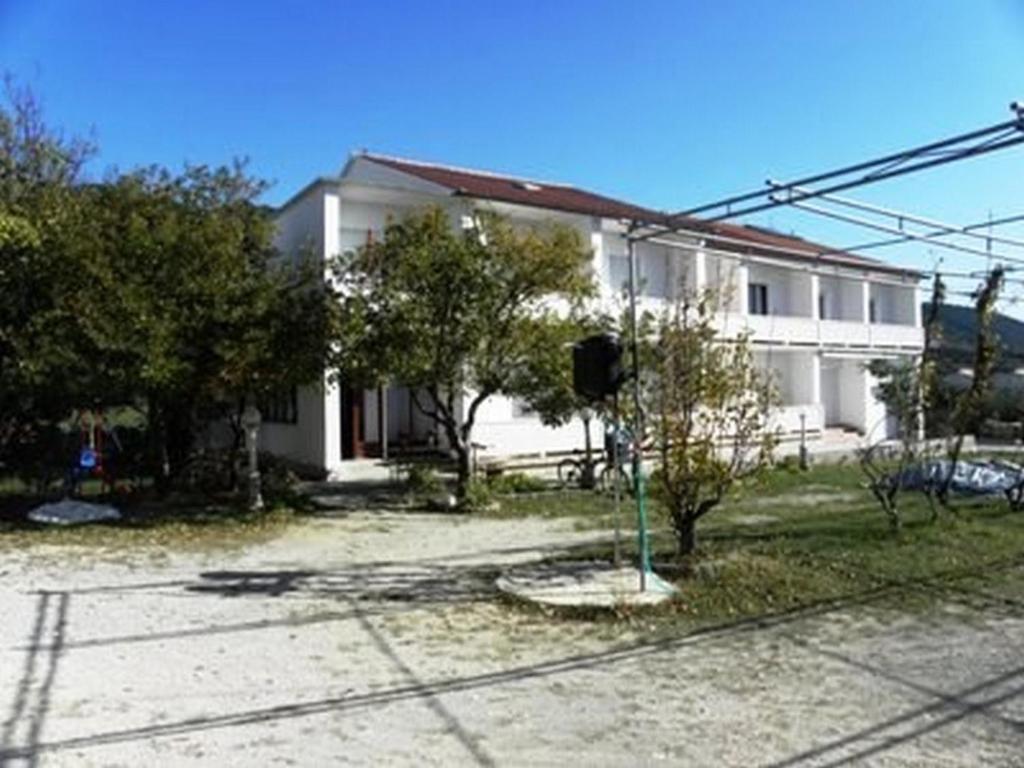 Το κτήριο όπου στεγάζεται  το διαμέρισμα