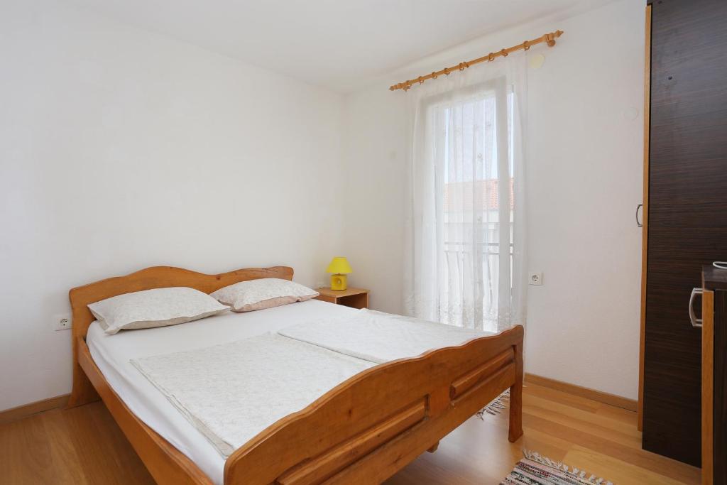 a bedroom with a bed and a window at Apartment Okrug Donji 16657b in Okrug Donji