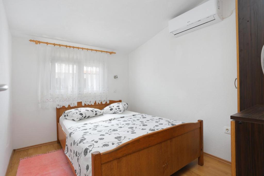a bedroom with a bed and a window at Apartment Okrug Donji 16657b in Okrug Donji