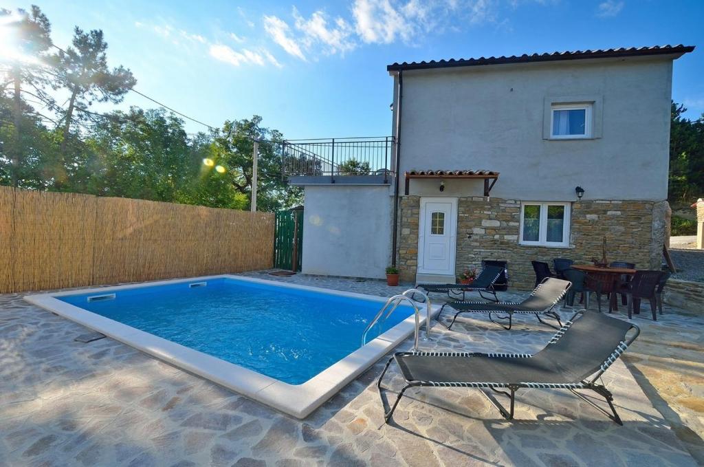ein Pool vor einem Haus in der Unterkunft Holiday house with a swimming pool Sovinjsko Polje, Central Istria - Sredisnja Istra - 16806 in Buzet