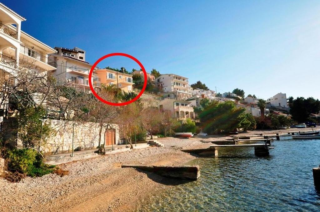 ein roter Kreis auf der Seite eines Flusses liegt in der Unterkunft Family friendly seaside apartments Stanici, Omis - 16606 in Omiš