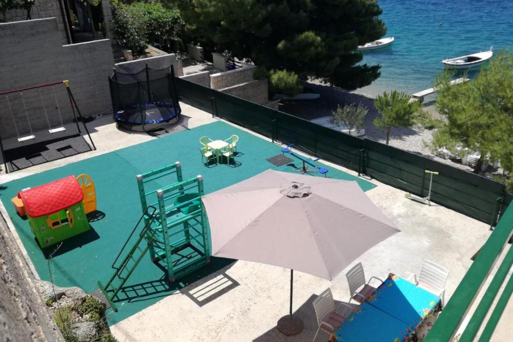Fotografie z fotogalerie ubytování Family friendly seaside apartments Stanici, Omis - 16606 v Omiši