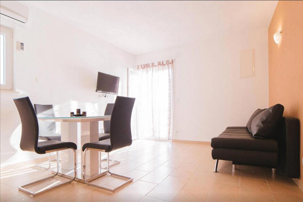 Fotografie z fotogalerie ubytování Family friendly seaside apartments Stanici, Omis - 16606 v Omiši