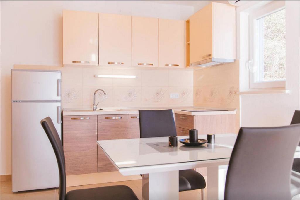 Fotografie z fotogalerie ubytování Family friendly seaside apartments Stanici, Omis - 16606 v Omiši