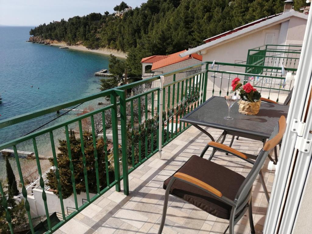 Fotografie z fotogalerie ubytování Family friendly seaside apartments Stanici, Omis - 16606 v Omiši