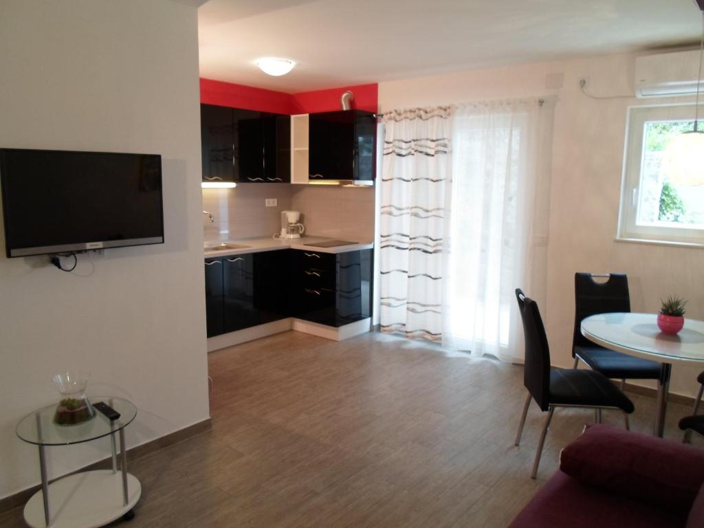 Fotografie z fotogalerie ubytování Family friendly seaside apartments Stanici, Omis - 16606 v Omiši