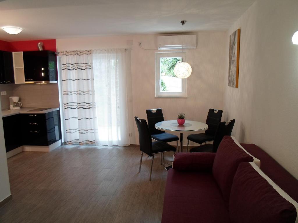 Fotografie z fotogalerie ubytování Family friendly seaside apartments Stanici, Omis - 16606 v Omiši