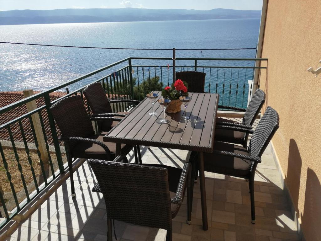 Fotografie z fotogalerie ubytování Family friendly seaside apartments Stanici, Omis - 16606 v Omiši