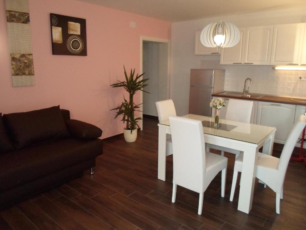 Fotografie z fotogalerie ubytování Family friendly seaside apartments Stanici, Omis - 16606 v Omiši