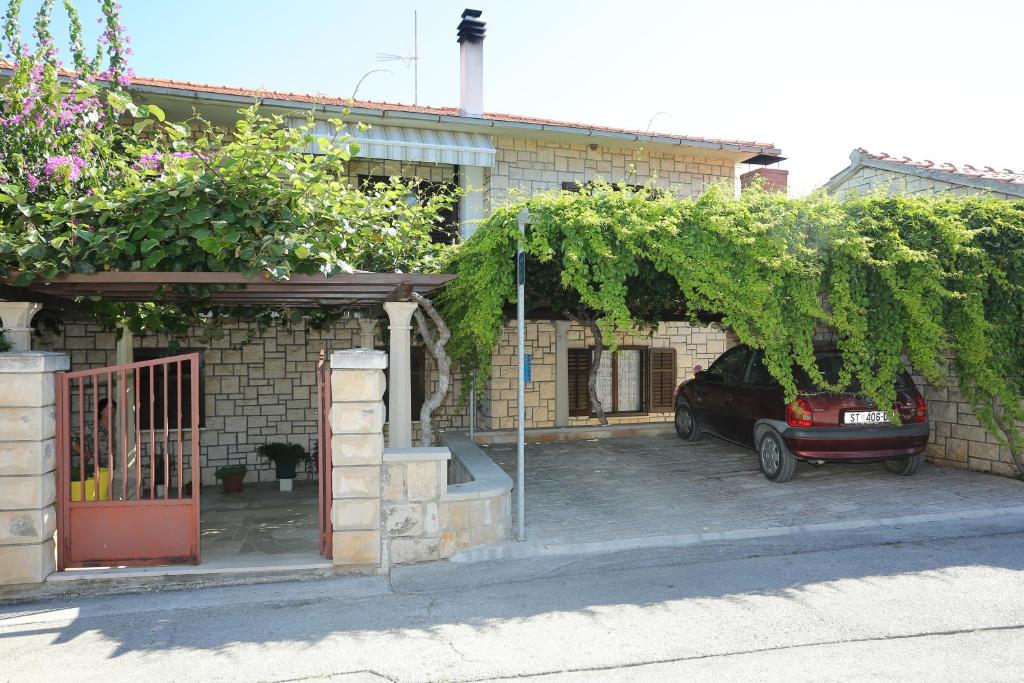 a car parked in front of a brick house at Apartments with a parking space Supetar, Brac - 16807 in Supetar