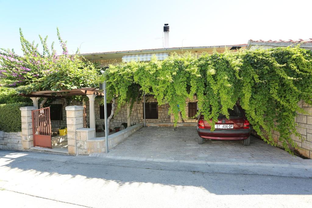 Apartments with parking space Supetar, Brac - 16807