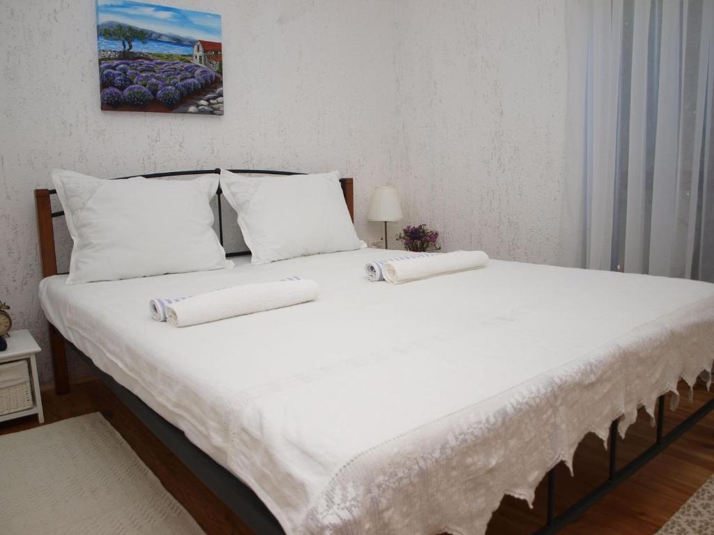 Posteľ alebo postele v izbe v ubytovaní Apartments by the sea Vir - Kozjak, Vir - 16734