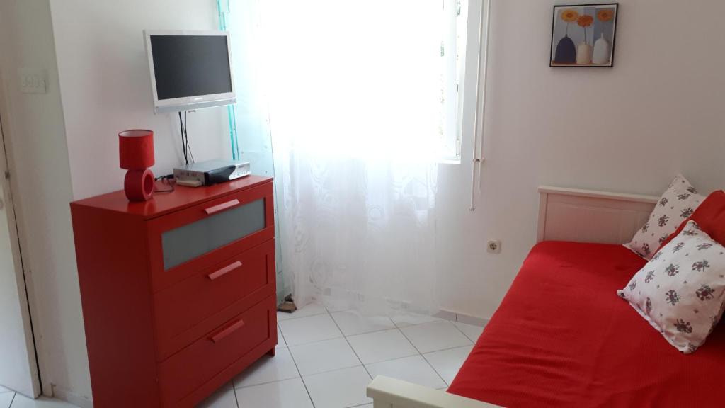 Telewizja i/lub zestaw kina domowego w obiekcie Apartments by the sea Petrcane, Zadar - 16828