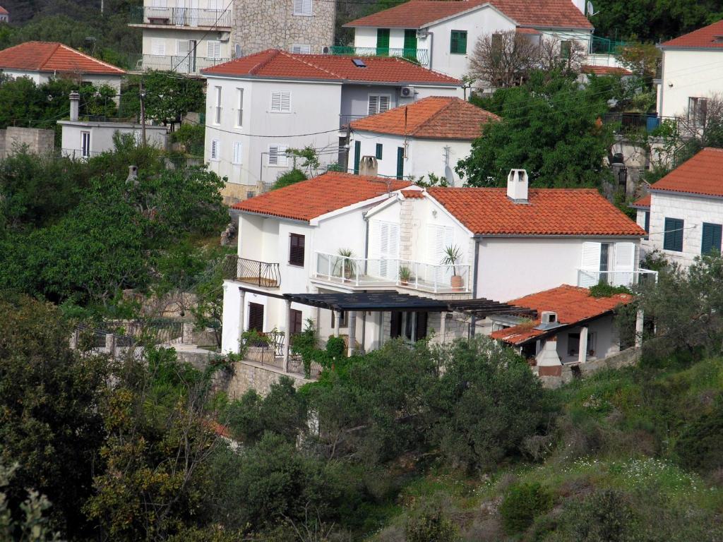 eine Gruppe weißer Häuser auf einem Hügel in der Unterkunft Seaside holiday house Drvenik Veliki, Drvenik - 16937 in Drvenik Veli