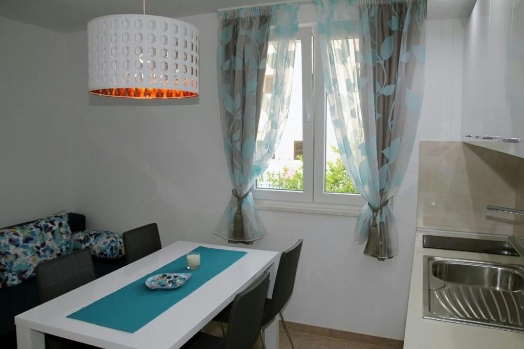 Fotografie z fotogalerie ubytování Apartments by the sea Makarska - 16786 v destinaci Makarska