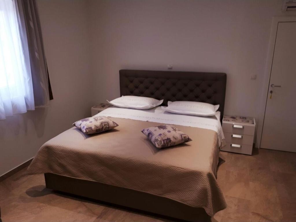 Postel nebo postele na pokoji v ubytování Apartments by the sea Makarska - 16786