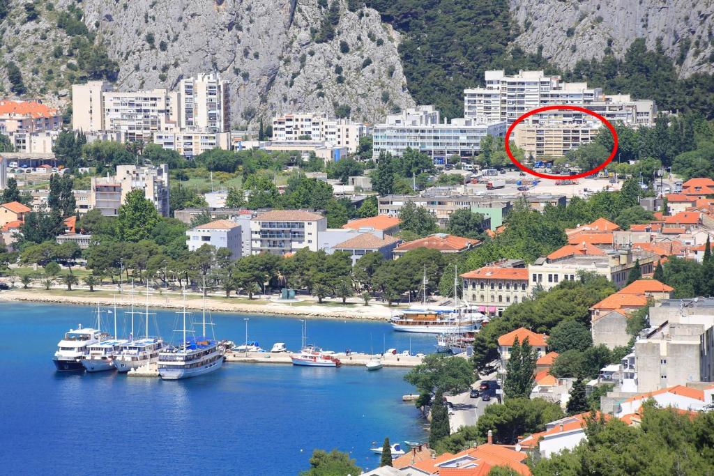 Fotografia z galérie ubytovania Apartments with a parking space Omis - 16952 v Omise