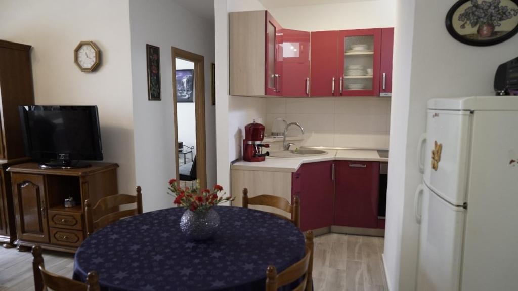 Fotografia z galérie ubytovania Apartments with a parking space Omis - 16952 v Omise