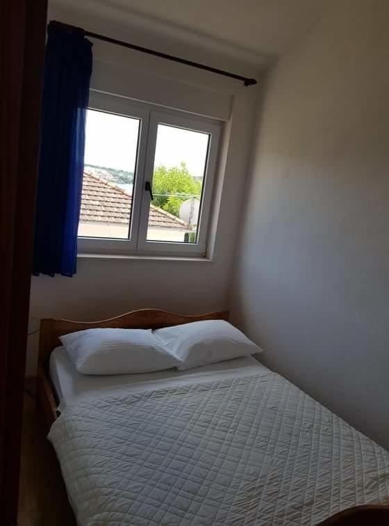 Postel nebo postele na pokoji v ubytování Apartments with parking spaces Okrug Gornji, Ciovo - 17032