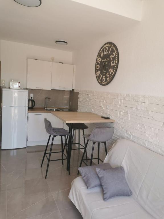 Kuchyň nebo kuchyňský kout v ubytování Apartments with parking spaces Okrug Gornji, Ciovo - 17032
