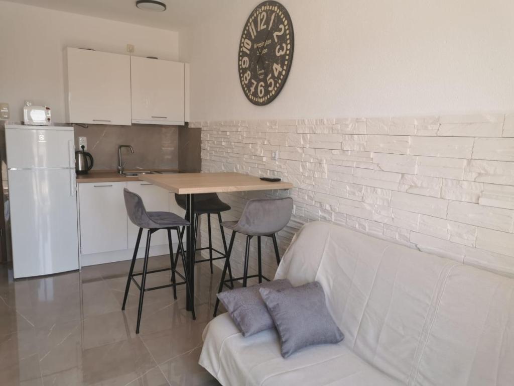 Kuchyň nebo kuchyňský kout v ubytování Apartments with parking spaces Okrug Gornji, Ciovo - 17032