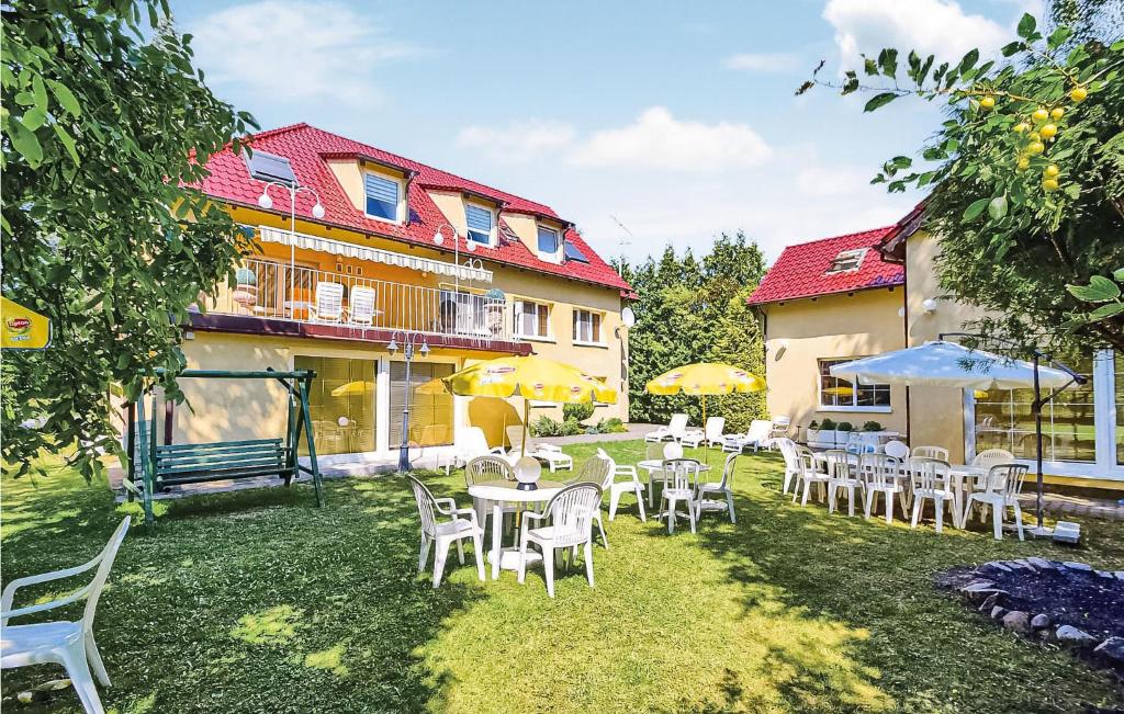 Vonkajšia záhrada v ubytovaní Beautiful Apartment In Grzybowo