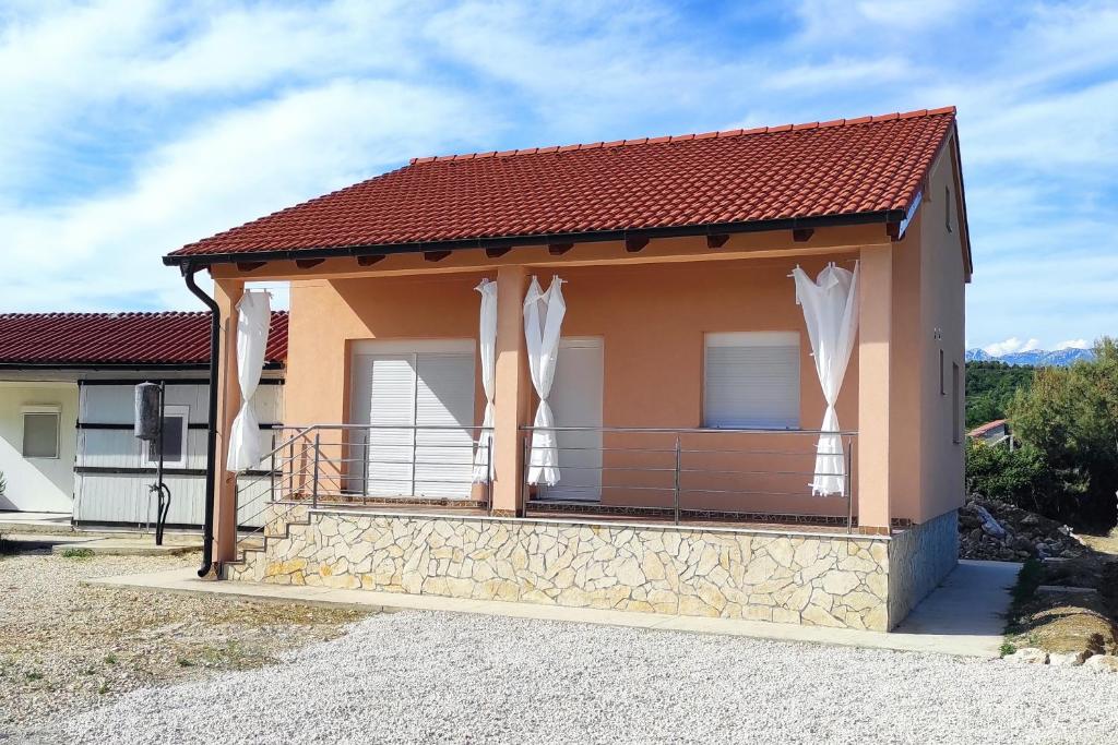 una piccola casa con tetto di Holiday house with a parking space Ljubac, Zadar - 16964 a Ljubač