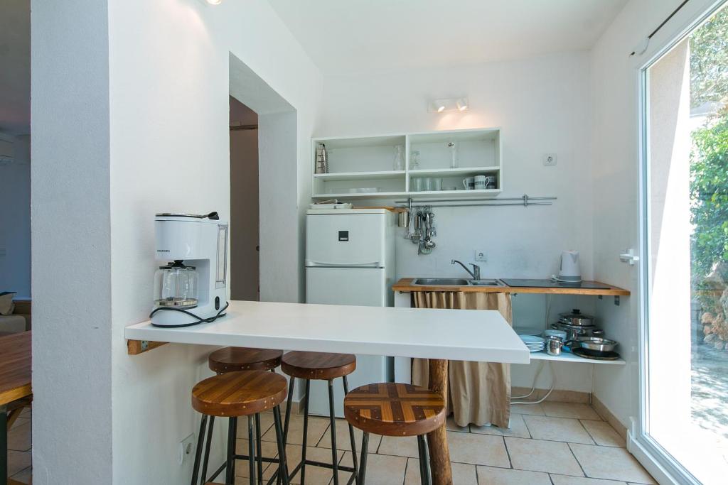 Kuchyňa alebo kuchynka v ubytovaní Apartments with a parking space Brela, Makarska - 16596