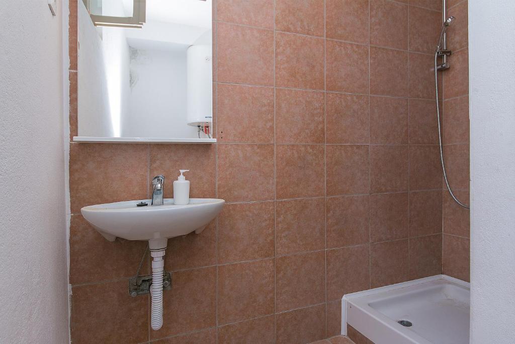 Kúpeľňa v ubytovaní Apartments by the sea Brela, Makarska - 16950