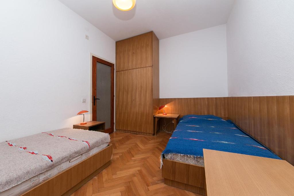 Posteľ alebo postele v izbe v ubytovaní Apartments by the sea Brela, Makarska - 16950