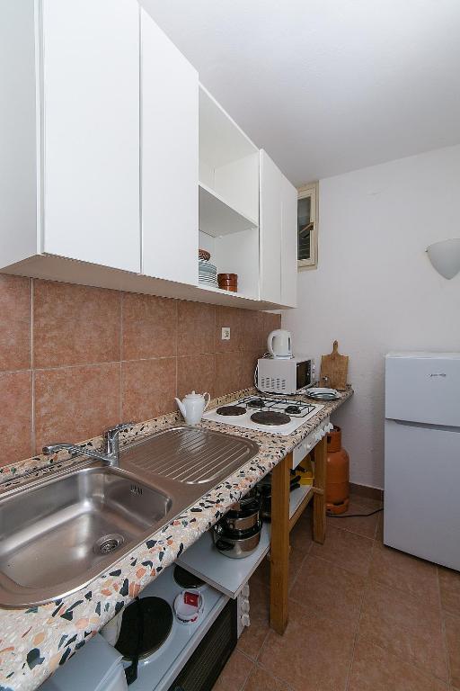 Kuchyňa alebo kuchynka v ubytovaní Apartments by the sea Brela, Makarska - 16950
