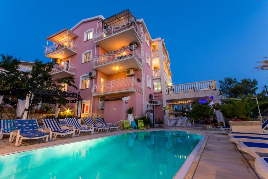 Fotografia z galérie ubytovania Family friendly apartments with a swimming pool Okrug Gornji, Ciovo - 16893 v Trogiri
