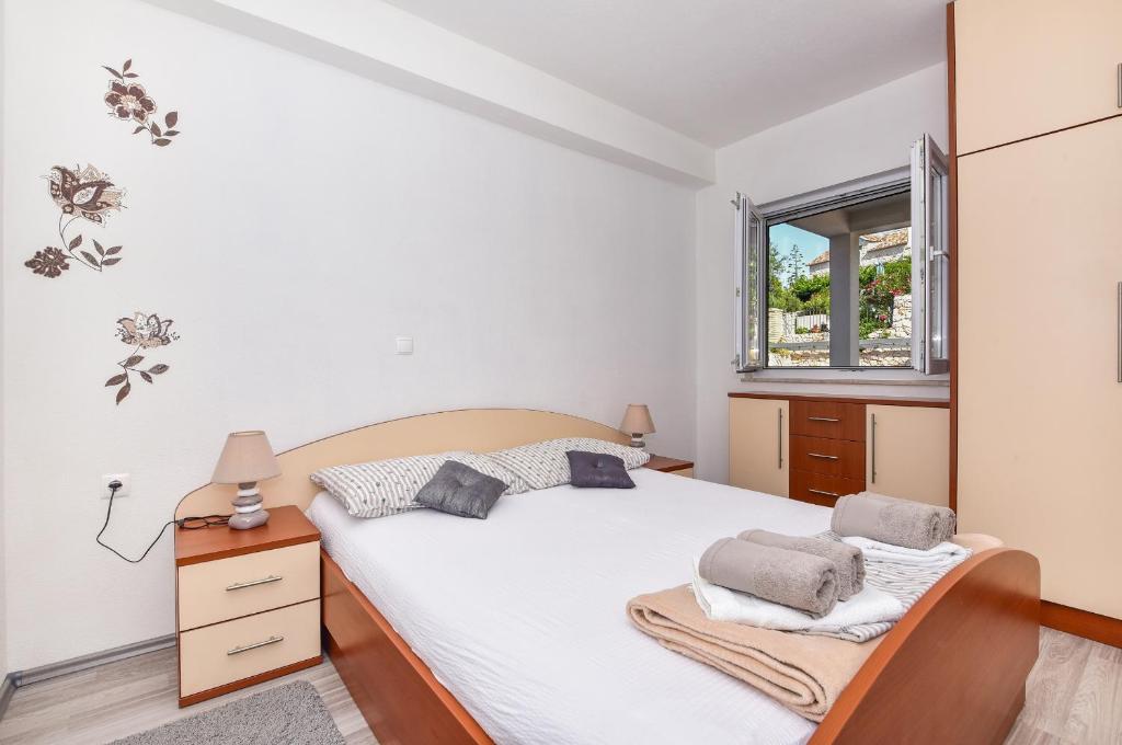 Posteľ alebo postele v izbe v ubytovaní Apartments with a parking space Igrane, Makarska - 16878