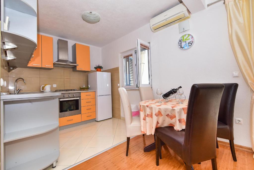 Kuchyňa alebo kuchynka v ubytovaní Apartments with a parking space Igrane, Makarska - 16878